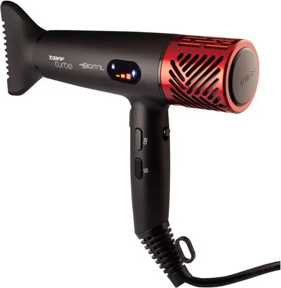 Secador de cabelos da marca Taiff. Possui um design compacto e ergonômico, com uma carcaça preta e detalhes em vermelho. Possui um bocal de saída de ar com aberturas para ventilação e um botão de controle na parte superior.