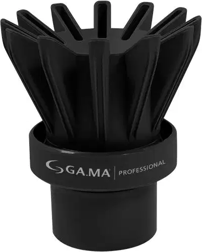 A imagem mostra um bico de secador em formato estrela. Ele é de plástico em uma cor preto fosca. Ele possui um design exclusivo patenteado pela GAMA, especialmente projetado para trabalhar em cabelos finos ou danificados.