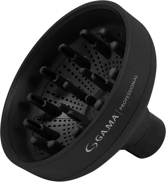 A imagem mostra um difusor de cabelo marca GA.MA Italy. O produto é todo preto e possui uma estrutura arredondada com várias aberturas perfuradas em sua superfície. O design é compacto e parece ser feito de plástico resistente.