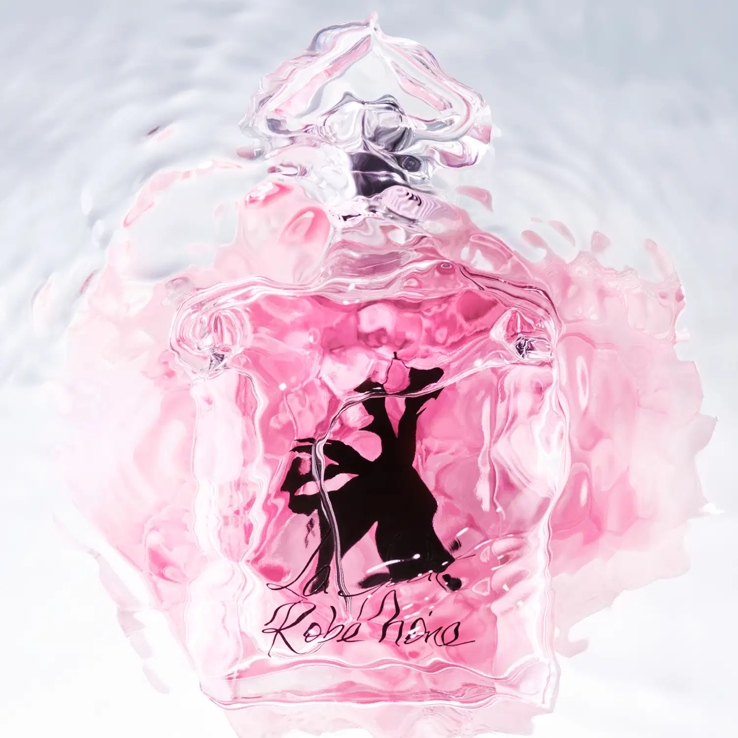 A imagem mostra o frasco de perfume dentro da água.