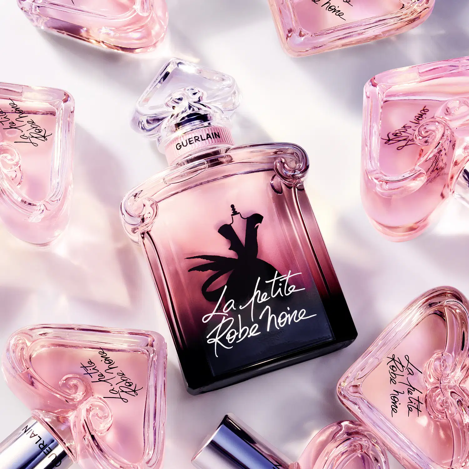 A imagem mostra o frasco de perfume em meio à vários frascos da coleção.