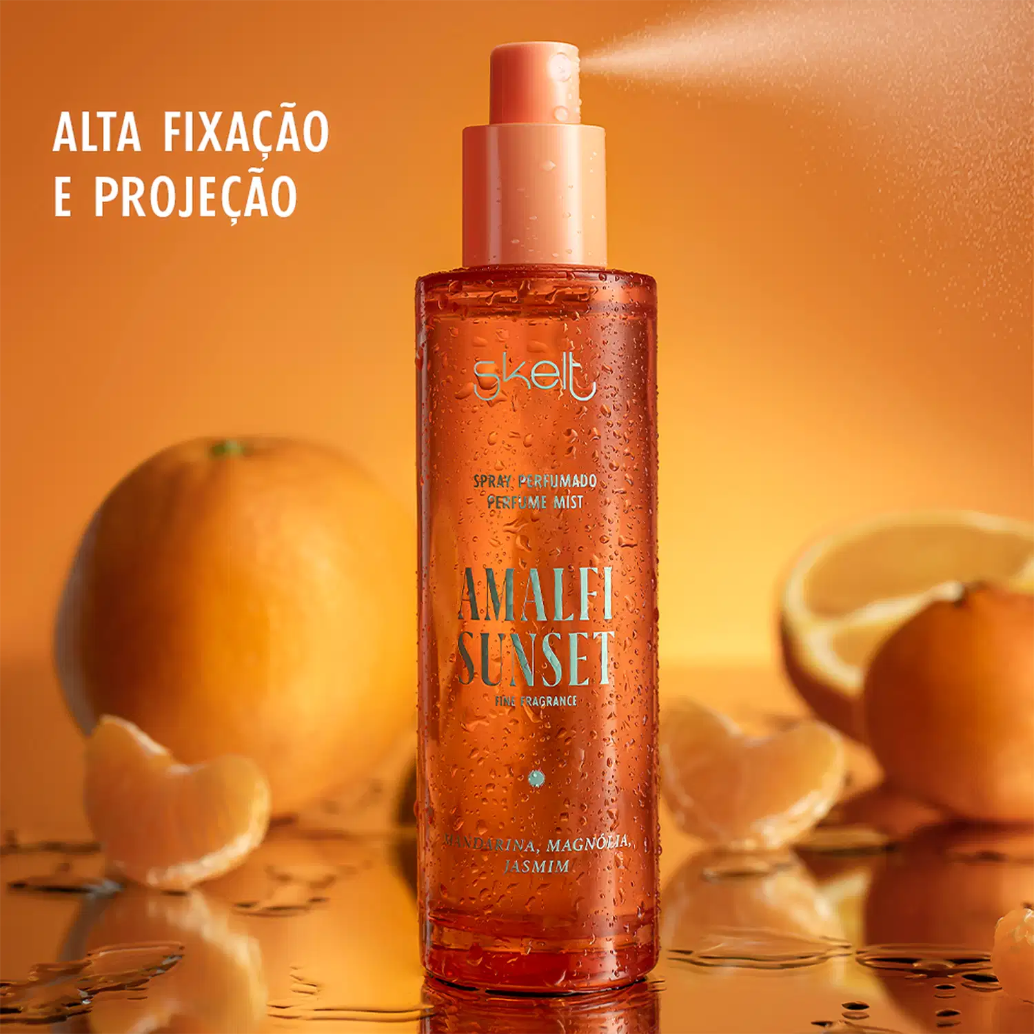 Spray perfumado Amalfi Sunset da marca Skelt. Frasco fotografado junto com laranjas ao fundo, ressaltando sua fragrância cítrica.