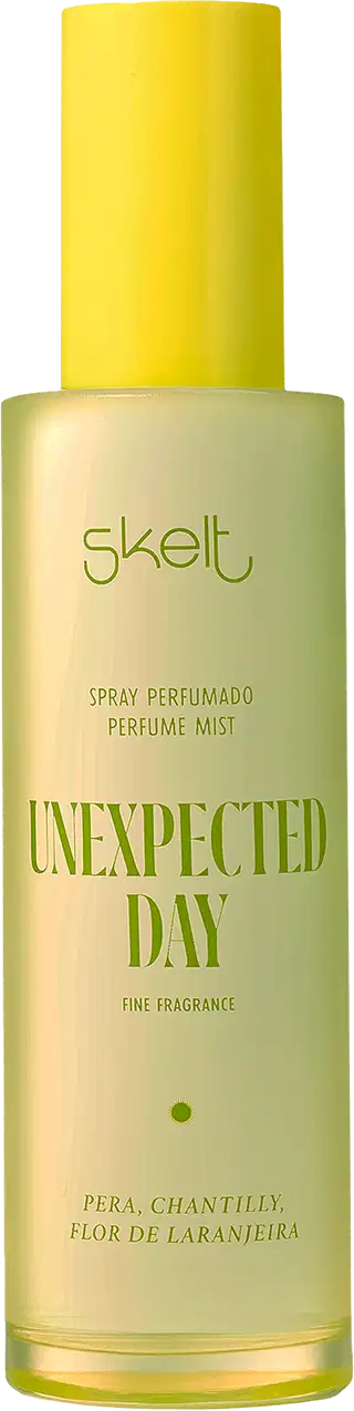 Perfume em spray em frasco cilíndrico amarelo. Embalagem transparente com rótulo dourado e texto "Skelt Unexpected Day Fine Fragrance". Descrição adicional em português: "Pera, Chantilly, Flor de Laranjeira".