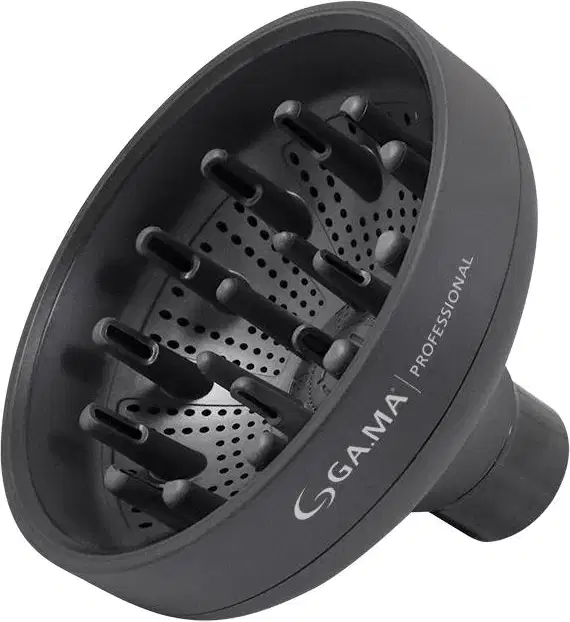 A imagem mostra um difusor de cabelo marca GA.MA Italy. O produto é todo preto e possui uma estrutura arredondada com várias aberturas perfuradas em sua superfície. O design é compacto e parece ser feito de plástico resistente.
