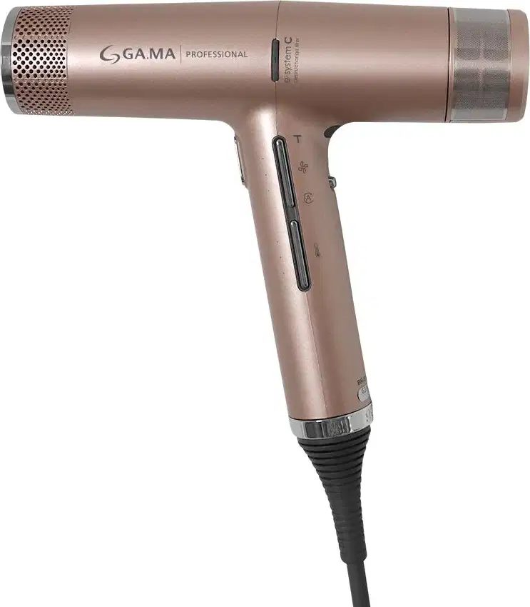 A imagem mostra o secador de cabelo da marca GA.MA Italy. Ele possui o corpo rose gold com detalhes metálicos prateados. Possui um bocal arredondado com aberturas de ventilação. O cabo é ergonômico com botões de controle de temperatura e velocidade.