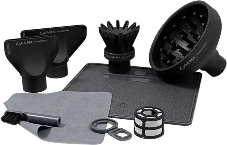 A imagem traz um conjunto de acessórios para o secador de cabelo. Inclui um smart pad cinza escuro, um difusor preto, dois bicos pretos para secagem, um concentrador preto, uma pequena escova para limpeza e um pano cinza para limpeza.
