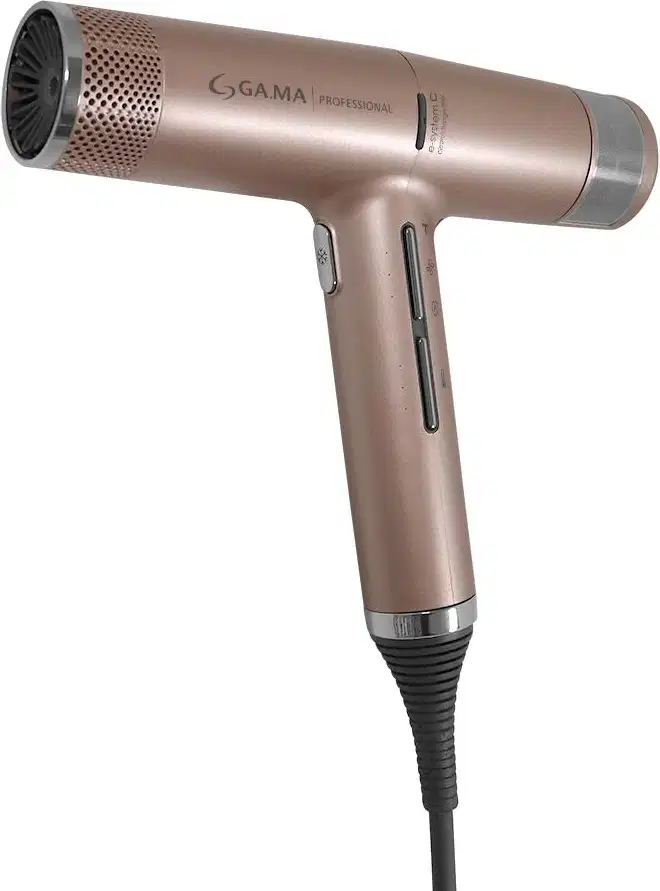 A imagem mostra o secador de cabelo da marca GA.MA Italy. Ele possui o corpo rose gold com detalhes metálicos prateados. Possui um bocal arredondado com aberturas de ventilação. O cabo é ergonômico com botões de controle de temperatura e velocidade.