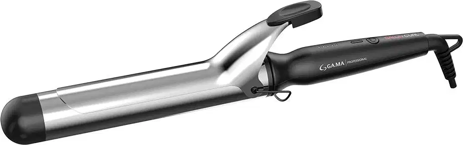 A imagem mostra o modelador de cachos profissional da marca GA.MA Italy. Ele possui um corpo preto alongado com haste metálica longa e ponta arredondada. Possui um cabo ergonômico com trava para facilitar o manuseio.