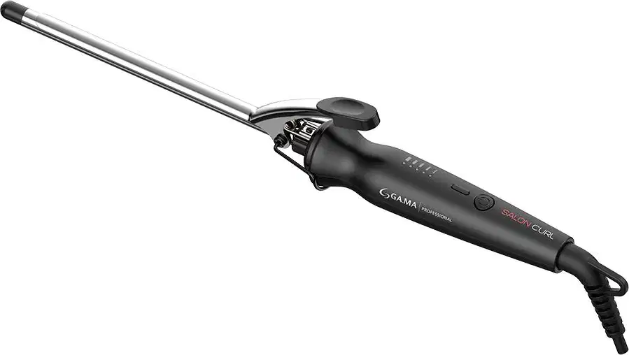 A imagem mostra o modelador de cachos profissional da marca GA.MA Italy. Ele possui um corpo preto alongado com haste metálica longa e ponta arredondada. Possui um cabo ergonômico com trava para facilitar o manuseio.