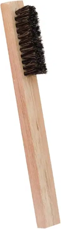 Escova de cabelo com cabo de madeira e cerdas são grossas e escuras, fixadas firmemente no cabo. A escova tem um design simples e funcional, adequado para escovar e pentear cabelos. Não há rótulos ou texto visível.