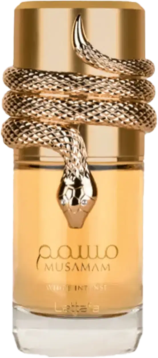 O item de perfumaria é um frasco dourado com um rótulo que exibe o nome "Musamam". O frasco possui uma tampa dourada com um adorno em forma de cobra enrolada ao redor. O design é elegante e sofisticado, com uma aparência luxuosa.