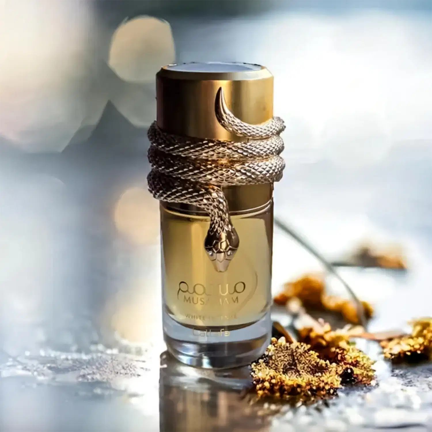 Recipiente dourado de item de perfumaria com cobra enrolada em torno. Fundo desfocado com elementos naturais, sugerindo um ambiente sereno e sofisticado. Cores predominantes são dourado, marrom e tons de azul.