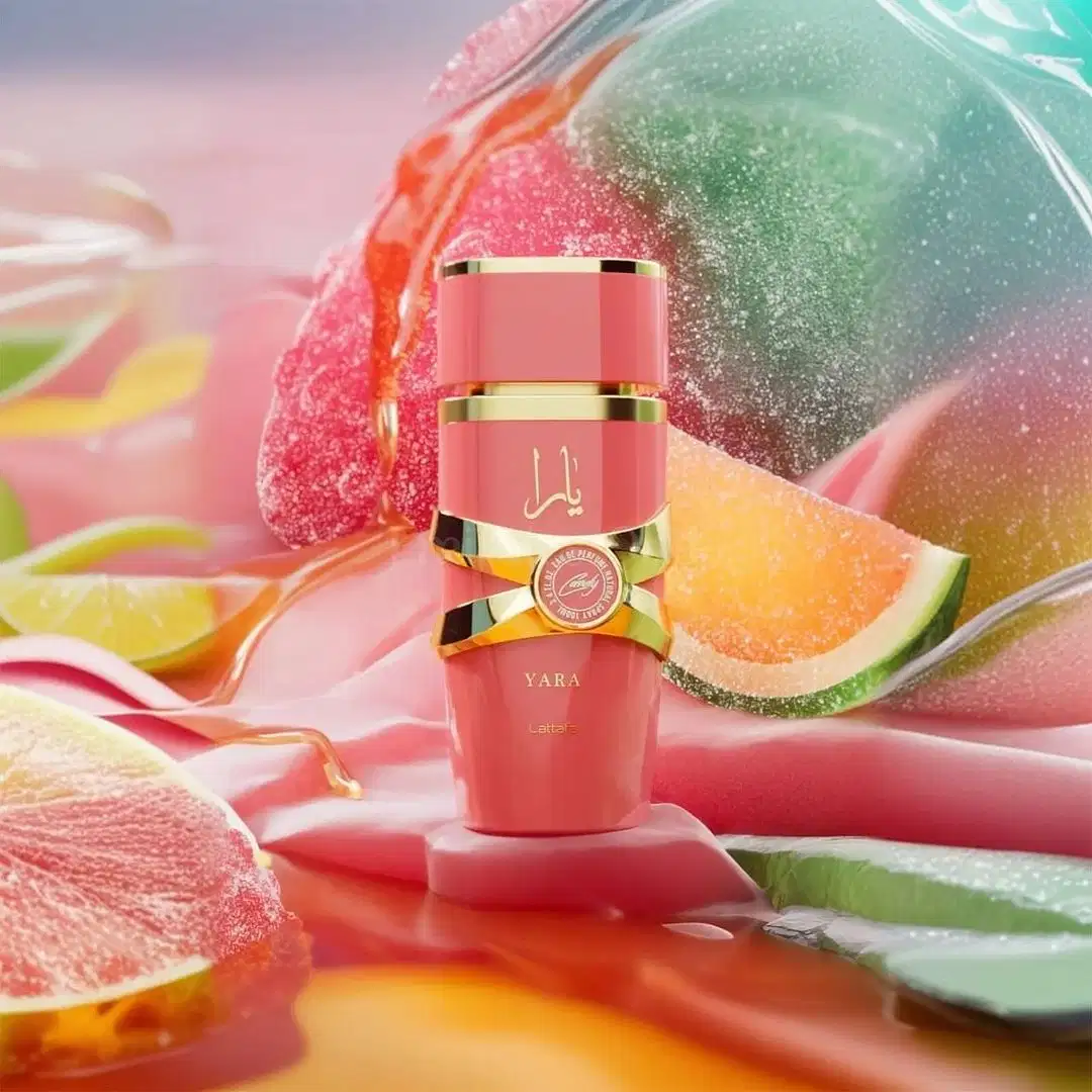 O produto de beleza da marca Lattafa Perfumes está inserido em um ambiente vibrante e colorido, com frutas cítricas e doces, sugerindo uma fragrância refrescante e alegre.