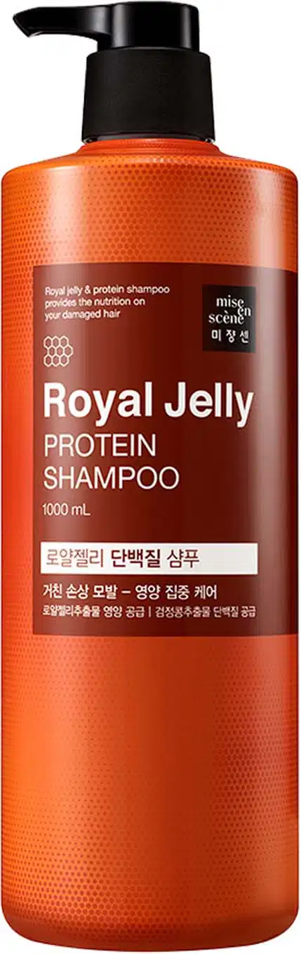 Shampoo de proteína de geleia real da marca Mise en Scène. O frasco possui um dispensador preto na parte superior. A embalagem possui um design simples e minimalista, com uma aparência moderna e atraente.