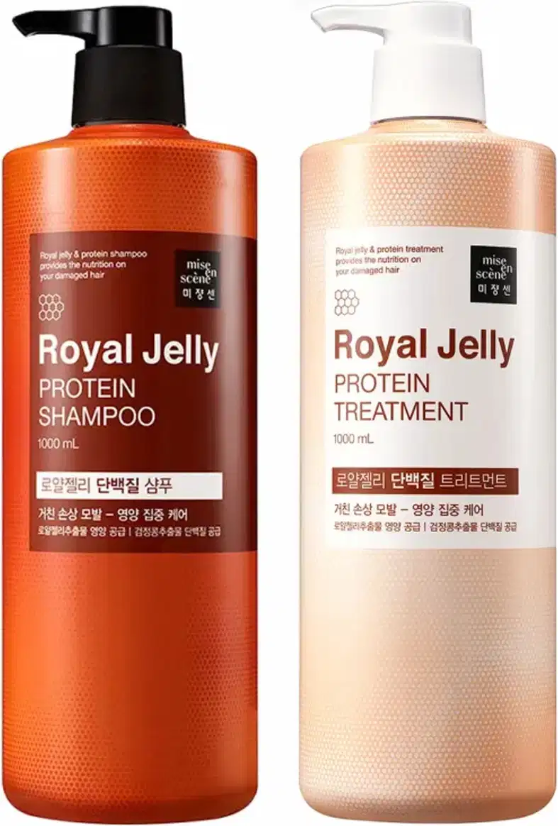 Dois itens da linha Royal Jelly da marca Mise en Scène. O primeiro é um shampoo de proteína de geleia real, com um dispensador preto. O segundo é um tratamento de proteína de geleia real, em uma embalagem bege com um dispensador branco.