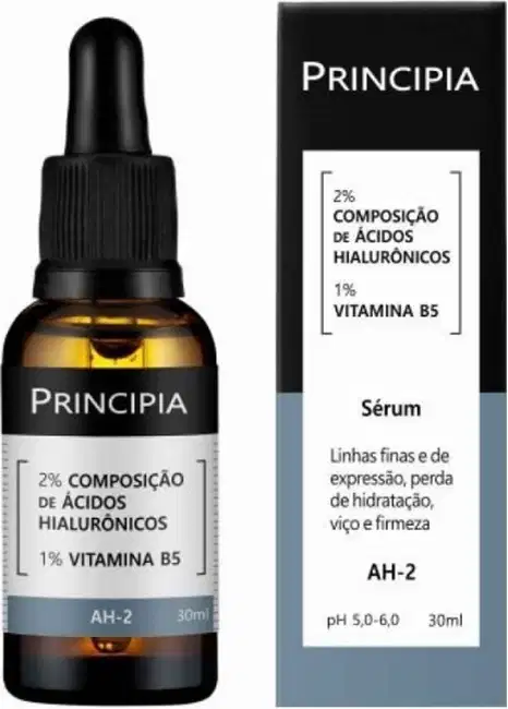 Frasco de vidro âmbar com conta-gotas preto contendo um líquido dourado. Rótulo branco com o nome "Principia" e descrição "2% Composição de Ácidos Hialurônicos, 1% Vitamina B5". Embalagem de 30ml.
