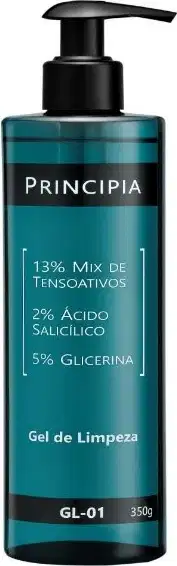 Gel de limpeza facial Principia em embalagem plástica transparente de cor verde escura. A embalagem possui bomba dosadora preta. Rótulo com o nome da marca "Principia" em letras brancas e informações sobre a composição.
