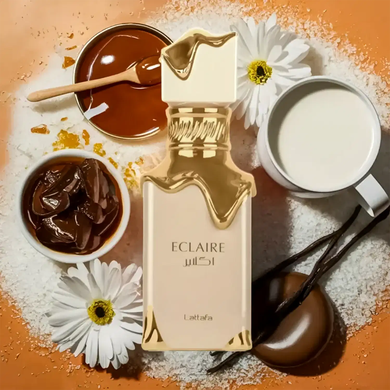 Ambiente de luxo e sofisticação com a marca de perfumes Lattafa Eclaire, destacada em embalagem dourada, rodeada por flores brancas, mel e acessórios de beleza em tons quentes.