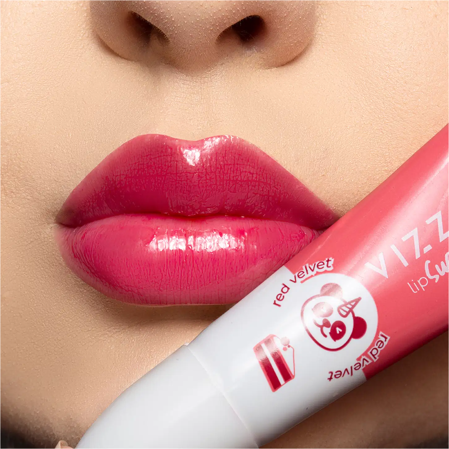 A imagem mostra um close nos lábios de uma modelo usando o balm.