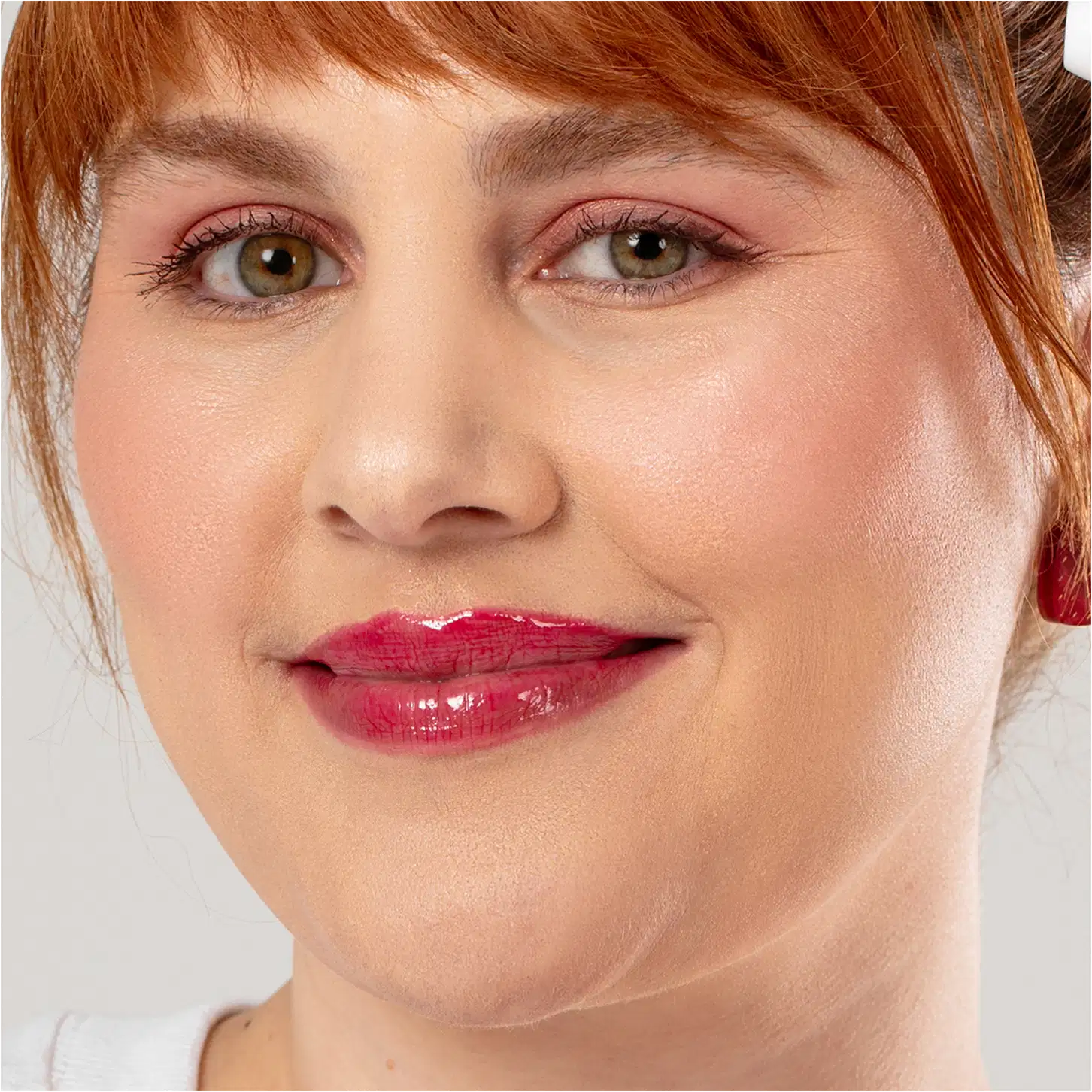 A imagem mostra uma modelo usando o produto.