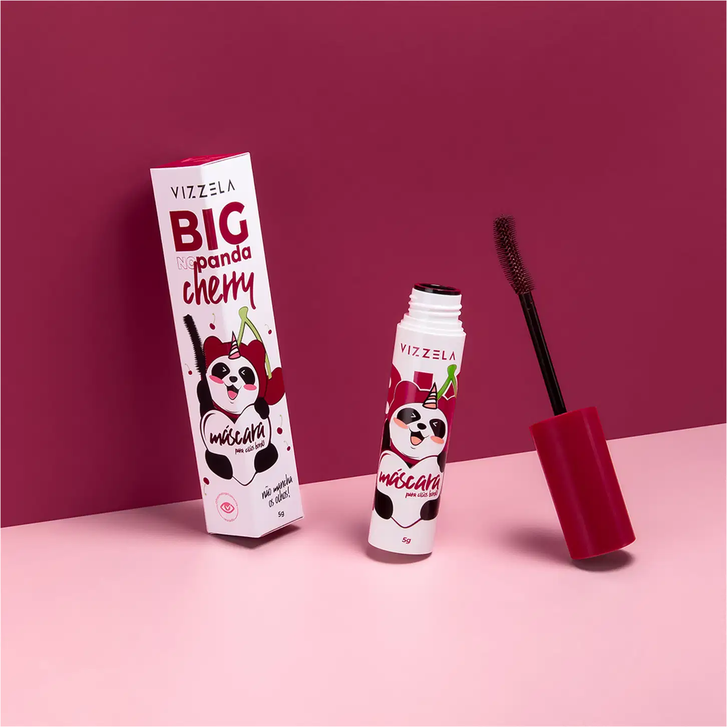 Produtos de maquiagem da marca Vizzela. Uma caixa retangular grande com o rótulo "Big Panda Cherry Mascara" em vermelho e branco, apresentando uma ilustração de um panda.