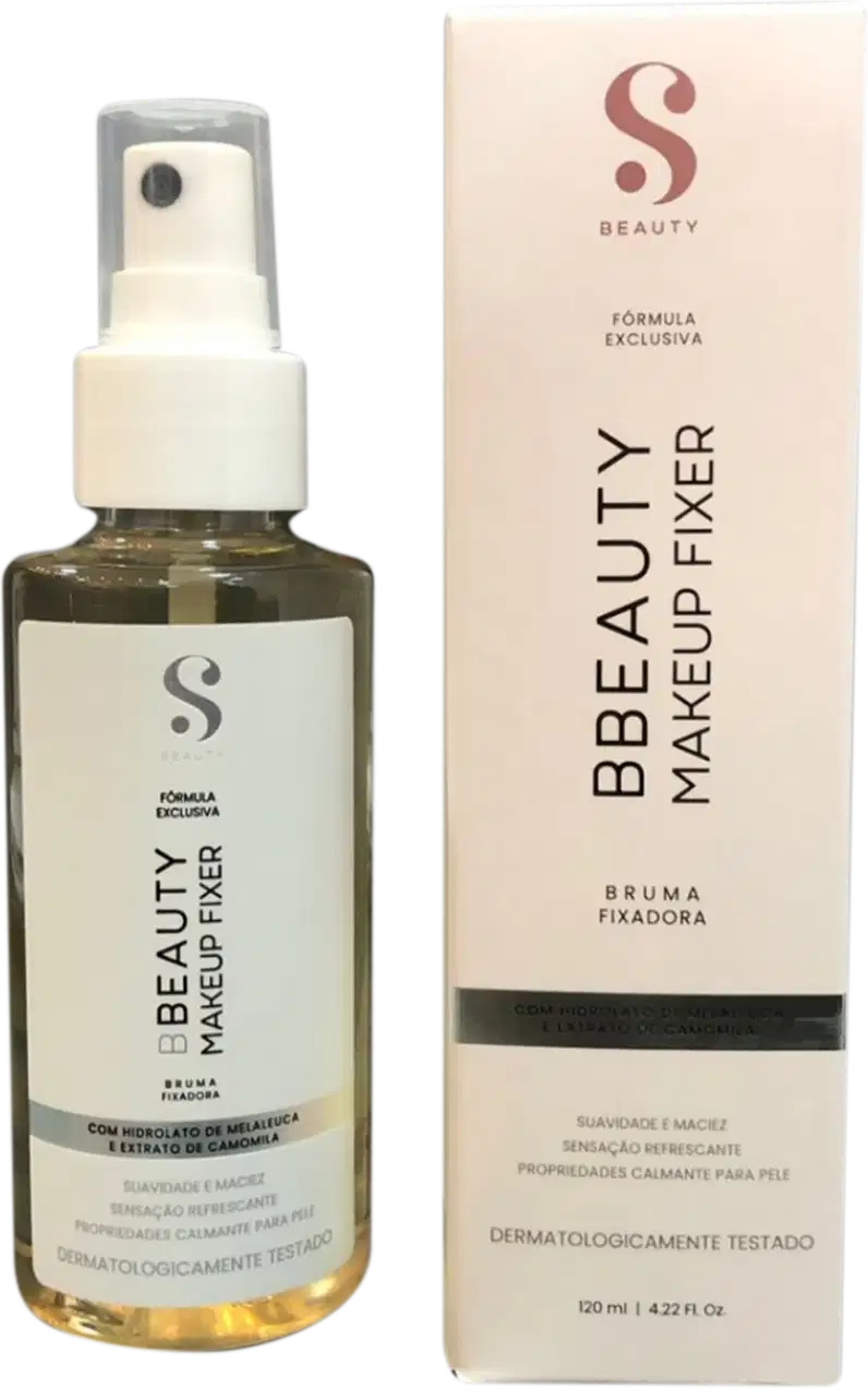 Frasco de spray com rótulo branco e rosa da marca S Beauty, contendo "Bruma Fixadora" com fórmula exclusiva. Caixa de papelão rosa com texto informativo sobre o produto.