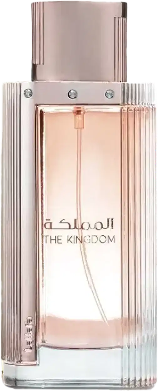 Frasco de perfume da marca Lattafa Perfumes, com design moderno e elegante em tons de rosa e prata. O rótulo exibe o nome "The Kingdom" em destaque.