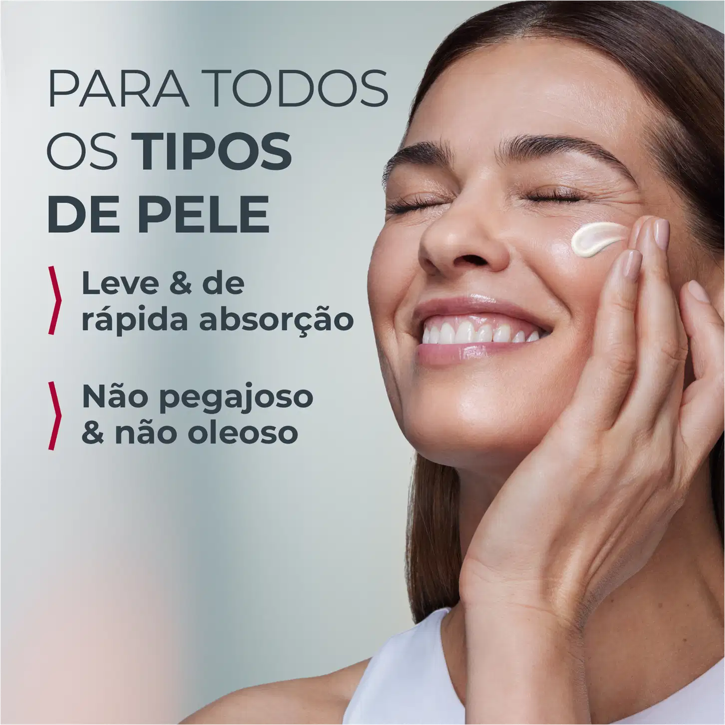 Uma mulher sorrindo e aplicando um produto de cuidados para a pele em seu rosto. O texto visível diz "PARA TODOS OS TIPOS DE PELE" e "Leve & de rápida absorção" e "Não pegajoso & não oleoso".