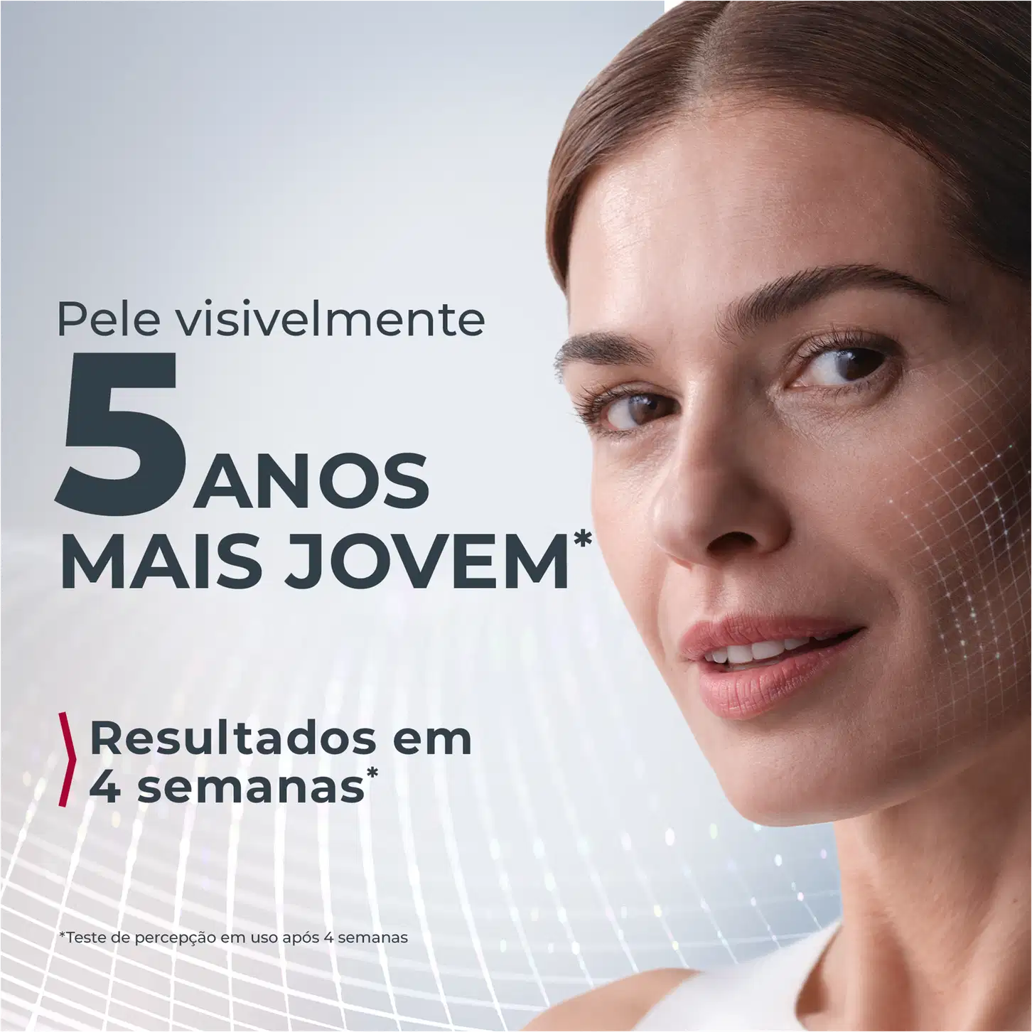 Imagem de uma mulher com rosto próximo à câmera, com texto "Pele visivelmente 5 anos mais jovem*" e "Resultados em 4 semanas*" em destaque.
