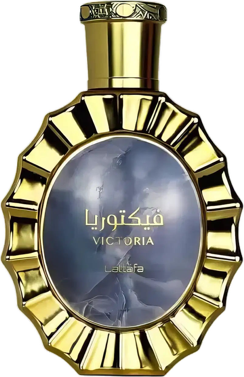 Frasco de perfume dourado com detalhes decorativos, contendo o nome "Victoria" em árabe e em inglês, da marca Lattafa Perfumes.
