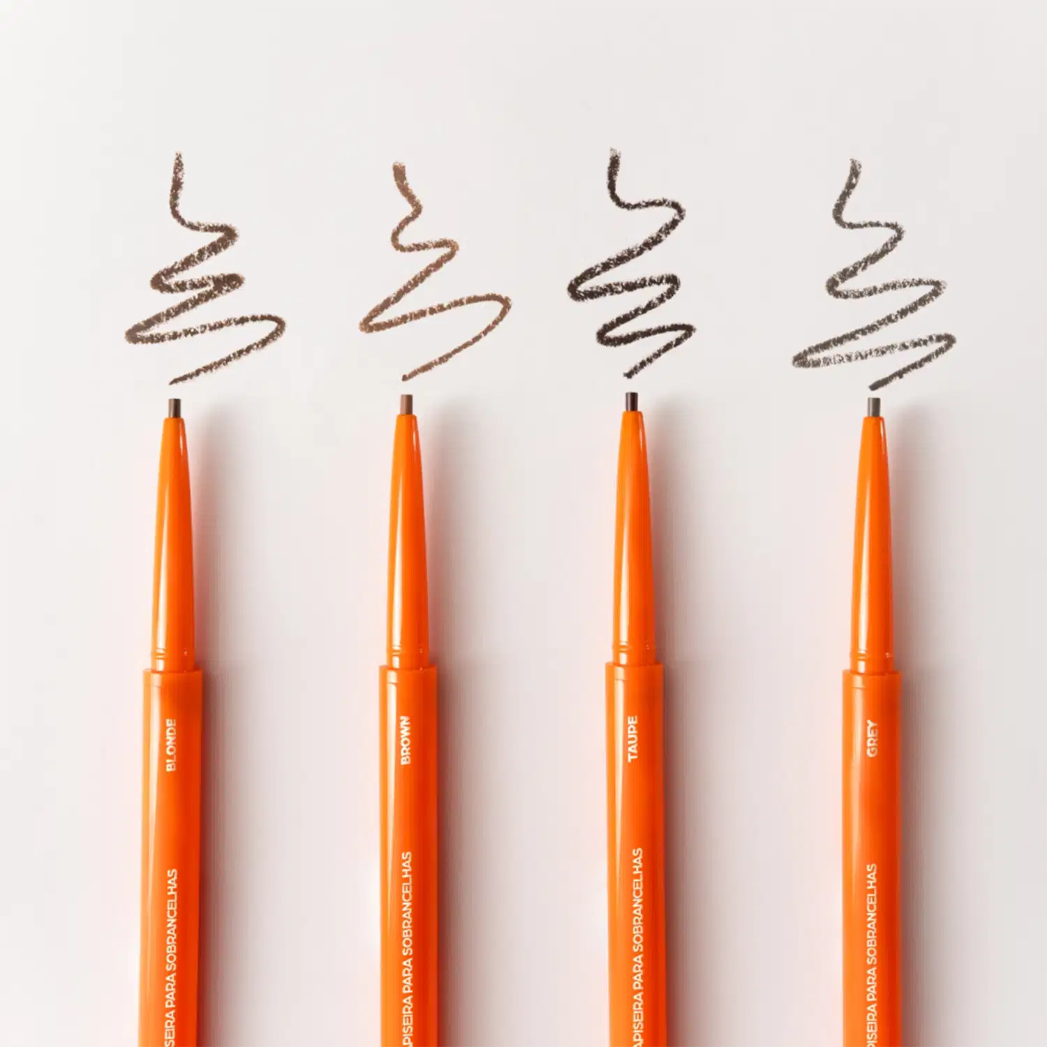 Brow Pencil Mari Maria Makeup em embalagem laranja com detalhes em amarelo. Produto apresenta lápis retratil com ponta fina e escova integrada. Peso: 0,1g. Design ergonômico em tom laranja vibrante.