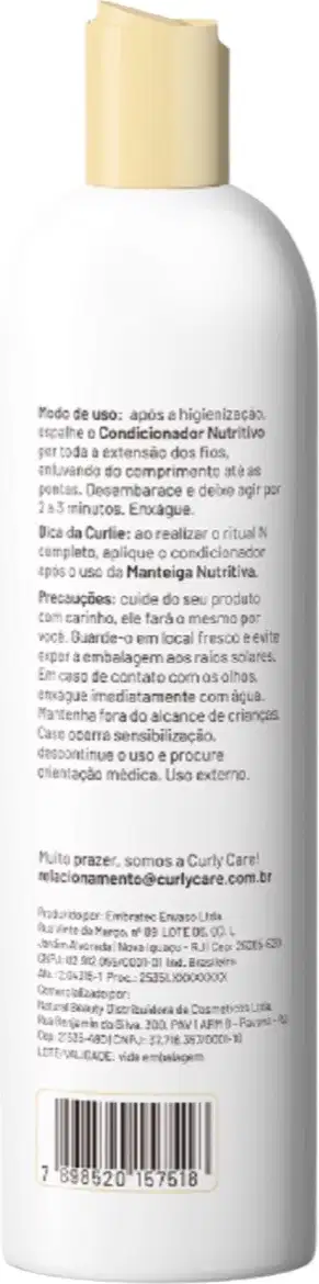 Produto de cuidado capilar em frasco plástico branco opaco. Rótulo em português com instruções de uso, composição, precauções e informações da empresa Curly Care.