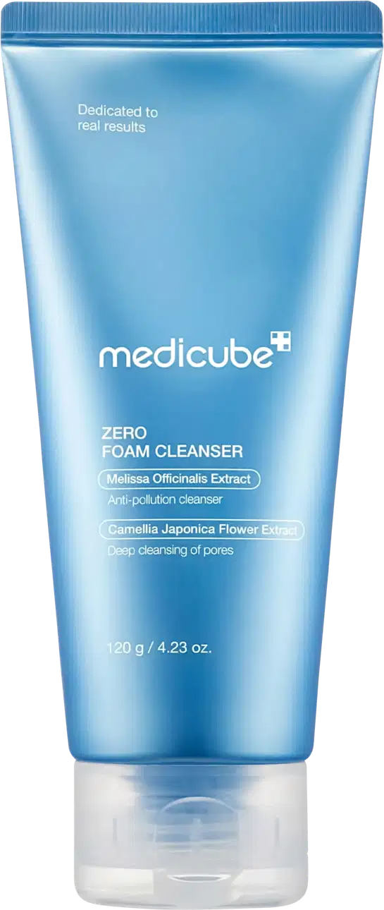 Tubo de limpeza facial Medicube Zero Foam Cleanser, com embalagem azul clara e texto em branco. Contém extratos de melissa e camélia japonesa para limpeza profunda dos poros.