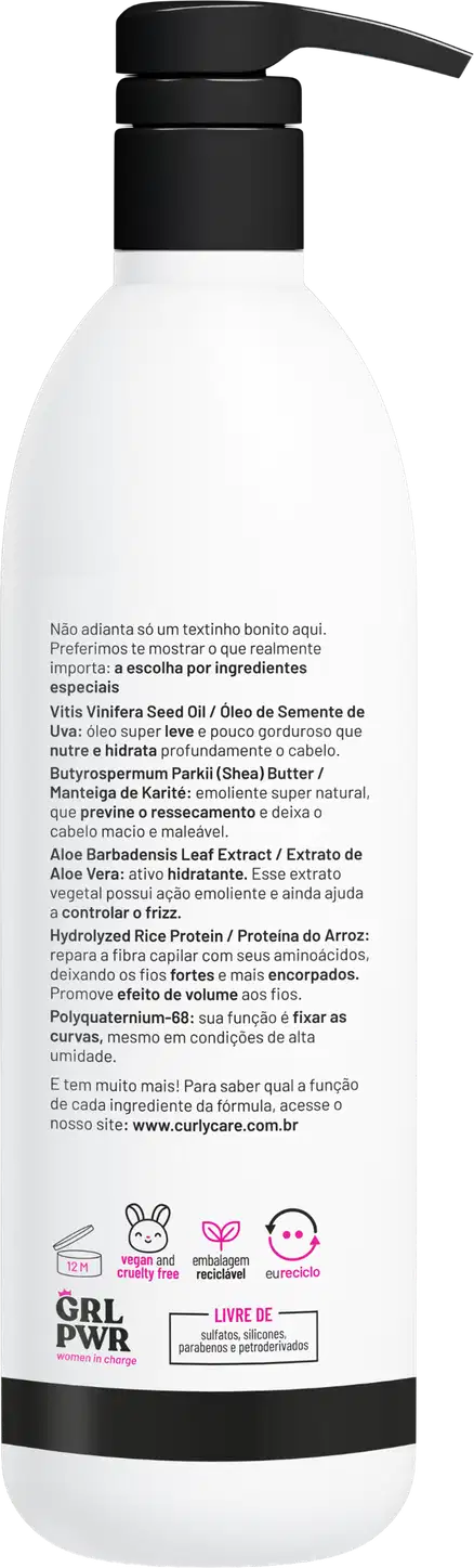 Produto para cuidados capilares da linha Curly Care. Frasco plástico branco opaco com tampa preta. Rótulo com texto em português descrevendo os ingredientes e benefícios do produto.