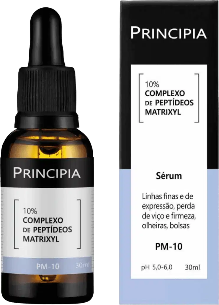 Frasco de vidro âmbar com conta-gotas contendo um líquido dourado. Rótulo branco com o texto "Principia" e "10% Complexo de Peptídeos Matrixyl PM-10 30ml". Embalagem de plástico preto fosco com detalhes texturizados na parte inferior.
