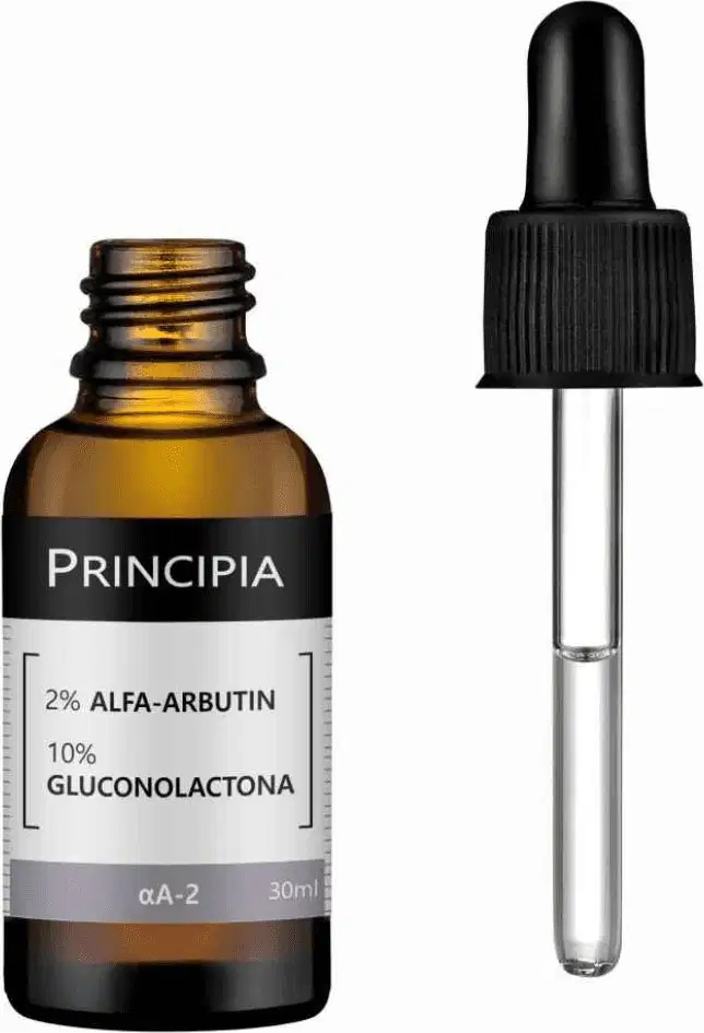 Frasco de vidro âmbar com conta-gotas contendo um líquido dourado. Rótulo branco com o texto "Principia" e "2% Alfa-arbutin e 10% Gluconolactona". Embalagem de plástico preto fosco.