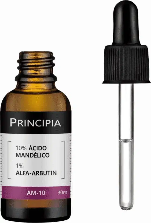 A imagem mostra um frasco de vidro âmbar de 30ml do Principia Sérum Facial Ácido Mandélico Am-10. O conta-gotas está ao lado do frasco, com algumas gotas de sérum transparentes escorrendo.