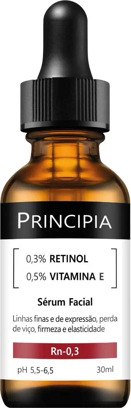 Frasco de vidro âmbar com conta-gotas preto contendo sérum facial da marca Principia, com 0,3% de retinol e 0,5% de vitamina E, indicado para linhas finas, perda de firmeza e elasticidade.
