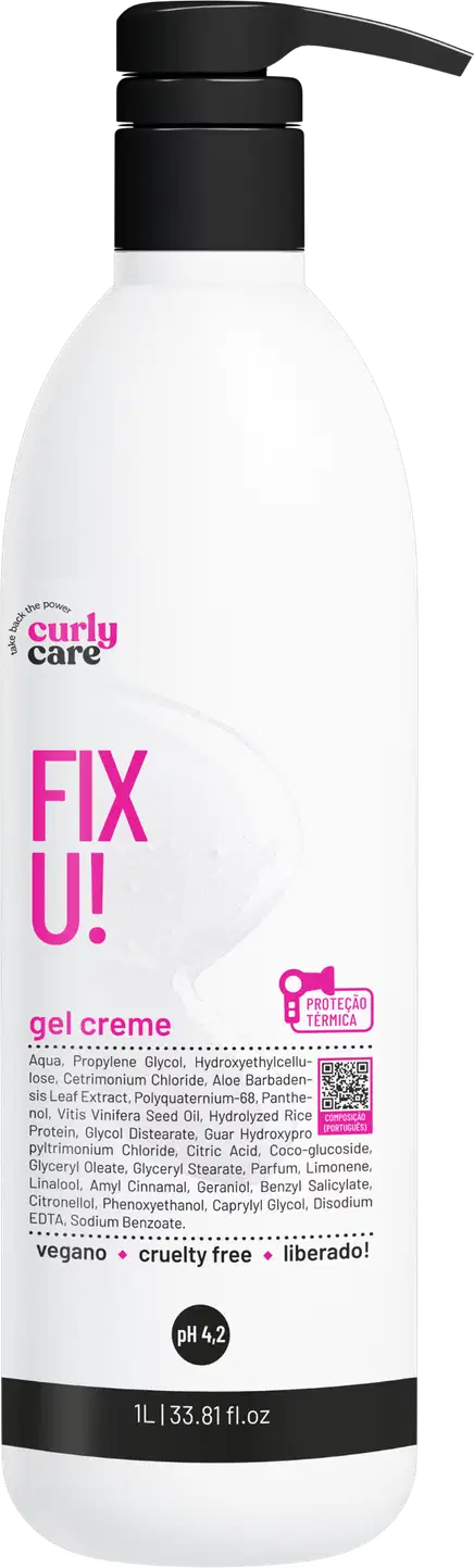 Produto de cuidado capilar da marca Curly Care. Frasco plástico branco com tampa preta. Rótulo com o nome "Fix U!" em letras grandes e rosa, e "gel creme" em letras menores abaixo.