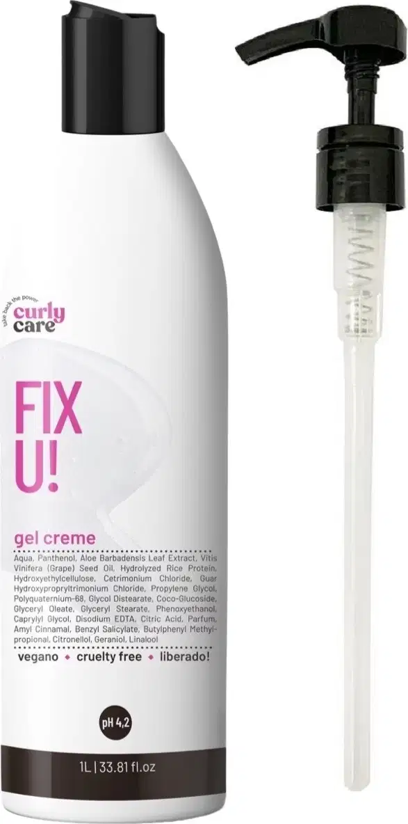 Produto para cabelos cacheados e crespos da marca Curly Care. Frasco plástico branco com bomba preta para dispensar o produto gel creme "Fix U!". Embalagem com aplicador em forma de bomba para aplicação precisa do produto.