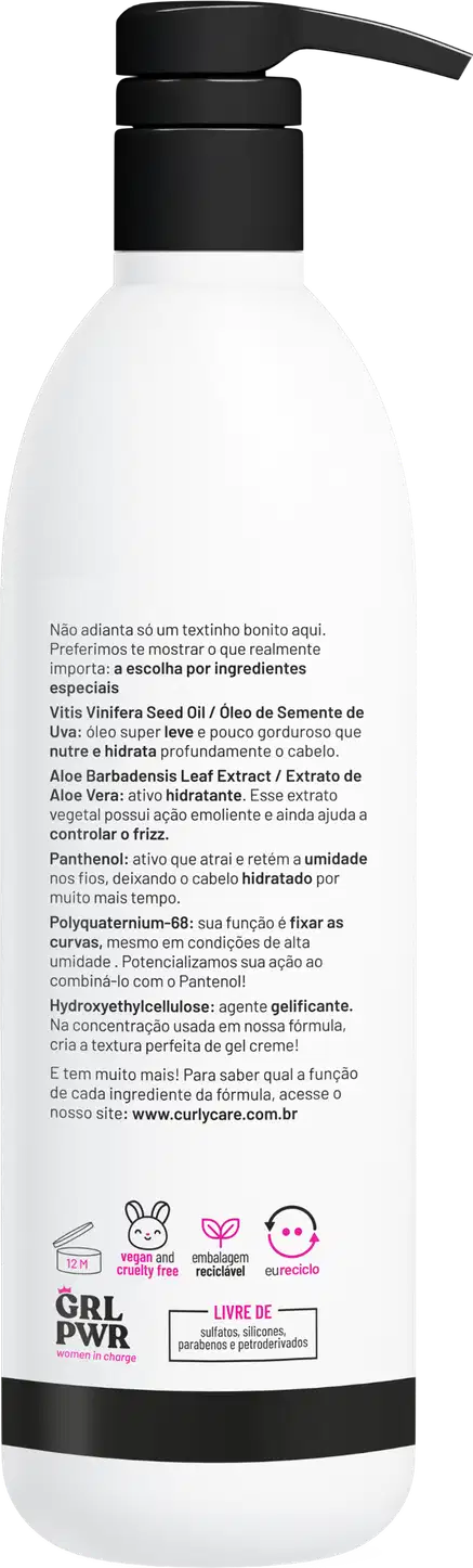 Produto para cabelos cacheados em frasco plástico branco com tampa preta. Rótulo em português com informações sobre os ingredientes. Contém símbolos indicando que é vegano, livre de crueldade e reciclável.
