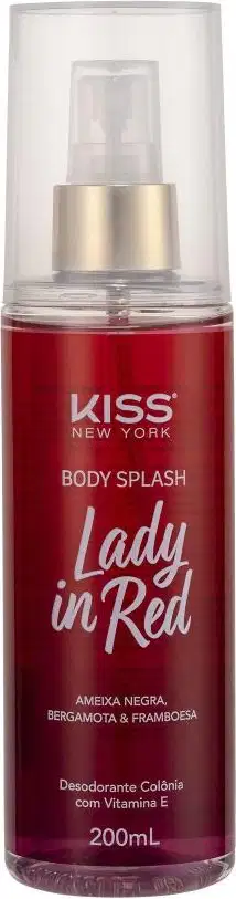 A imagem mostra o Body Splash em uma embalagem com cores vermelho e dourado, apresentando o logotipo Kiss New York. A tampa é transparente e traz um detalhe dourado na válvula spray.