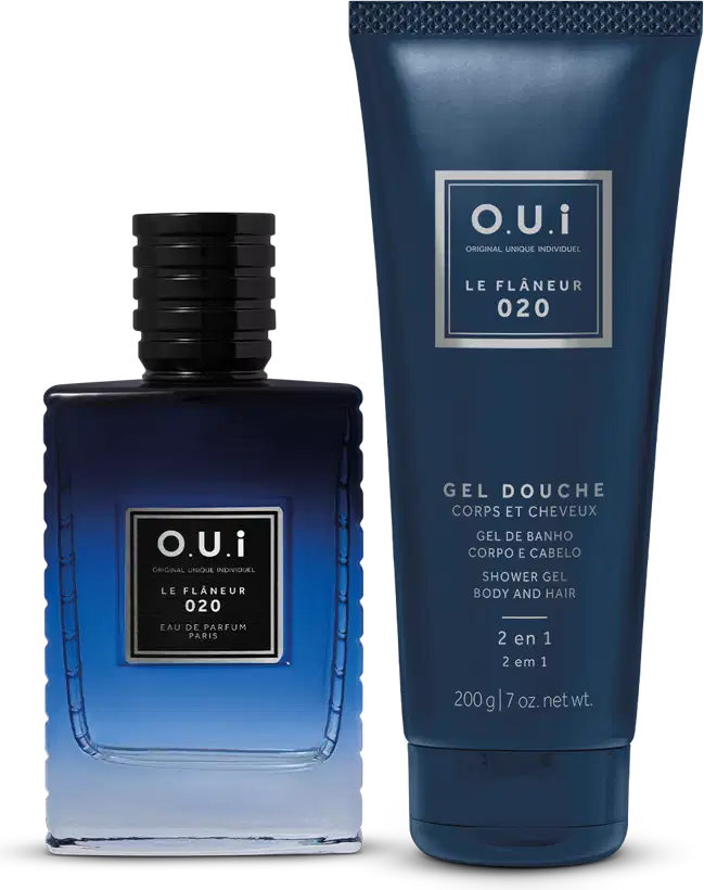 Frascos do perfume e gel de banho O.U.i Le Flâneur 020. Perfume à esquerda, em frasco de vidro azul escuro com detalhes pretos na tampa. O gel de banho, à direita, é embalado em um tubo plástico azul marinho com escrita em prata onde se lê gel douche.