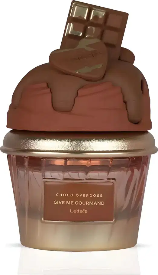 Frasco de perfume Lattafa Choco Overdose com tampa em formato de barra de chocolate marrom e rótulo dourado com texto "Give me gourmand". O frasco possui design elegante e sofisticado, em tons de marrom e dourado.