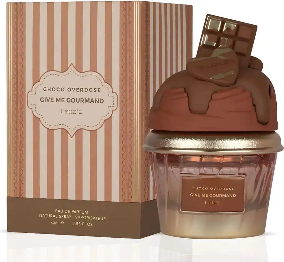 Frasco de perfume Lattafa Choco Overdose com tampa em formato de barra de chocolate marrom e rótulo dourado com texto "Give me gourmand". O frasco possui design elegante e sofisticado, em tons de marrom e dourado.