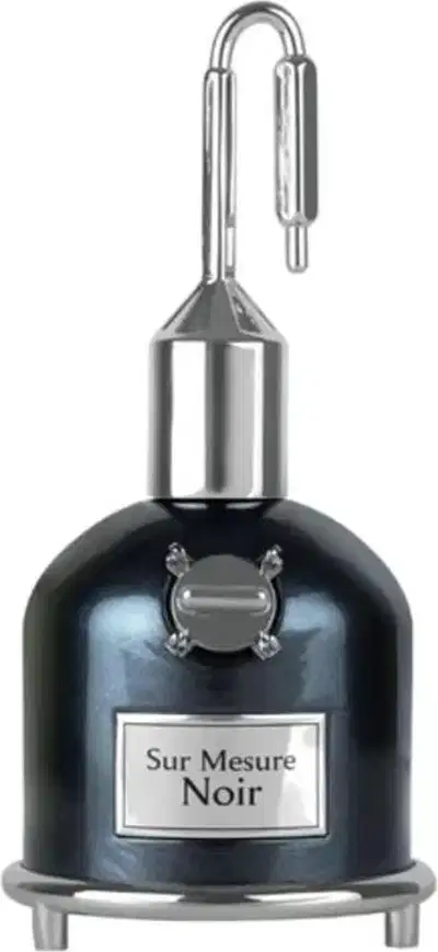 Frasco de perfume preto da marca Lattafa Perfumes, com rótulo branco indicando o nome "Sur Mesure Noir". O frasco possui um design elegante e moderno, com um bico pulverizador de metal.