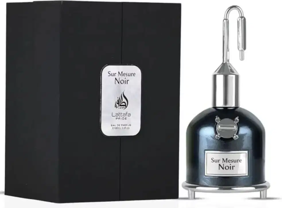 Frasco de perfume preto da marca Lattafa Perfumes, com rótulo branco indicando o nome "Sur Mesure Noir". O frasco possui um design elegante e moderno, com um bico pulverizador de metal.