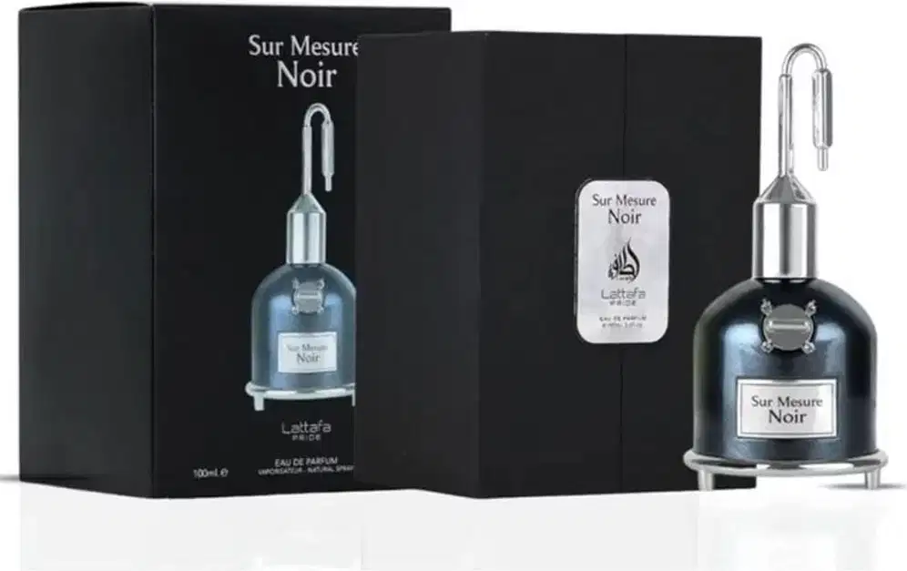 Perfume da marca Lattafa Perfumes, chamado "Sur Mesure Noir", apresentado em frasco de vidro com design elegante e embalagem preta com detalhes em prata. O produto é anunciado como uma fragrância masculina.