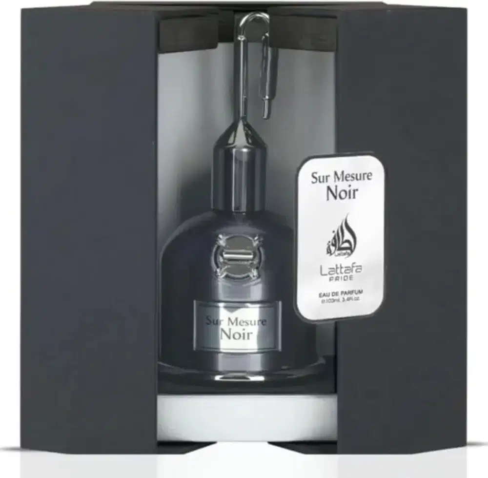 Frasco de perfume preto da marca Lattafa Perfumes, com rótulo branco indicando o nome "Sur Mesure Noir". O frasco possui um design elegante e moderno, com um bico pulverizador de metal.