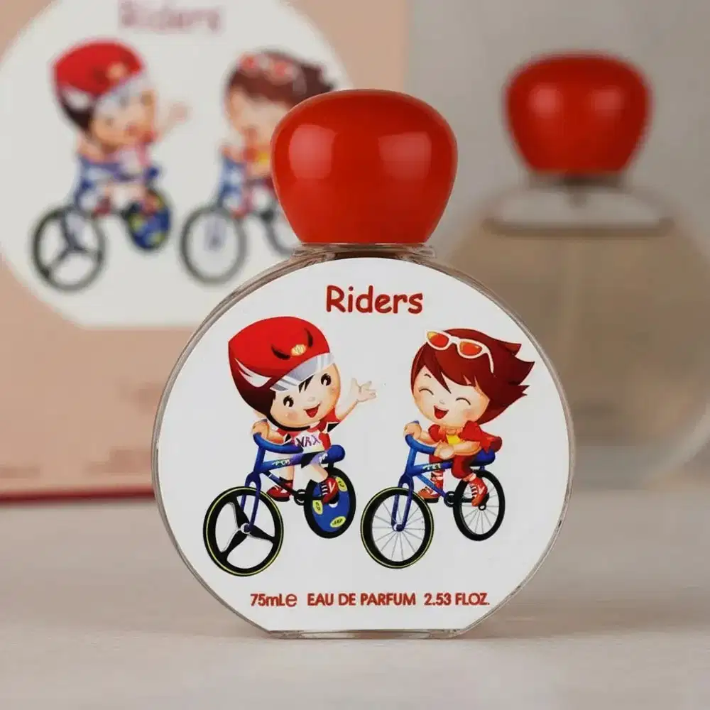 Frasco de perfume Riders da Lattafa Perfumes, com embalagem redonda branca e tampa vermelha em formato de balão. O rótulo apresenta ilustrações de duas crianças em bicicletas, com o nome "Riders" escrito em vermelho.